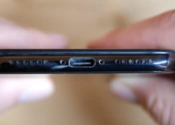 Wymiana portu Lightning na USB-C w iPhonie (instrukcja wideo)