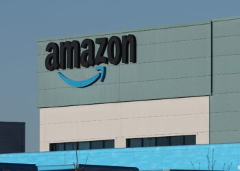 Amazon Buduje Własny Duży Model Językowy, aby Konkurować z OpenAI i Google