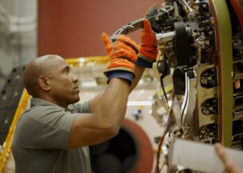 Astronauci misji Artemis II testują boczny właz kapsuły Orion