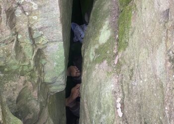 Australijka utknęła głową w dół w szczelinie skalnej po próbie odzyskania iPhone&apos;a