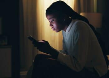 Badanie wyjaśnia, dlaczego nastolatki samodzielnie diagnozują zaburzenia psychiczne na podstawie treści z TikToka