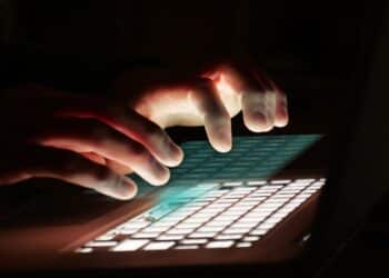 Brytyjczyk skazany na 18 lat więzienia za tworzenie materiałów przedstawiających wykorzystywanie dzieci przy użyciu sztucznej inteligencji