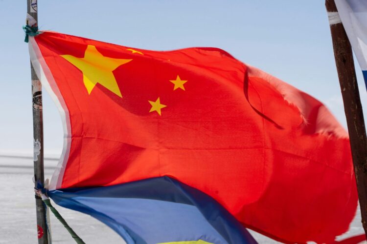 China Telecom szkoli model AI z 1 bilionem parametrów na krajowych chipach