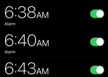 Jak ustawić alarm na iPhonie? Przewodnik krok po kroku dla użytkowników Apple