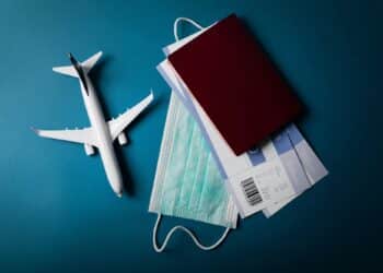 "Maseczki i inteligentne rozmieszczenie miejsc zmniejszają ryzyko COVID-19 podczas lotów, wynika z badań"