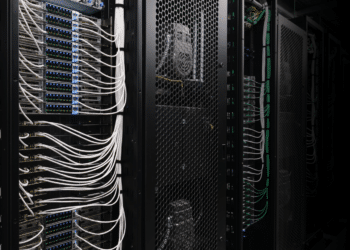 NVIDIA wprowadza otwartą platformę Blackwell, przyspieszając innowacje w infrastrukturze AI poprzez nowatorskie rozwiązania sprzętowe.