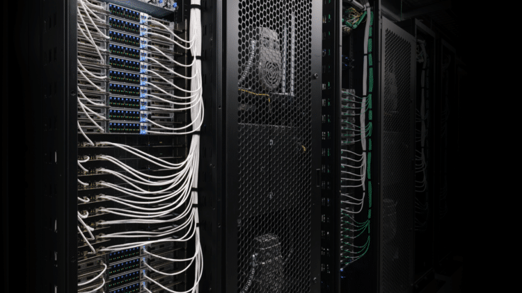 NVIDIA wprowadza otwartą platformę Blackwell, przyspieszając innowacje w infrastrukturze AI poprzez nowatorskie rozwiązania sprzętowe.