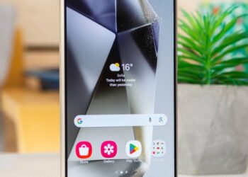 Obniżenie kosztów w technologii wyświetlaczy w serii Samsung Galaxy S25