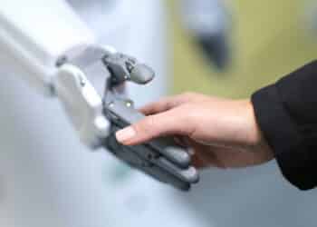 Połącz Wiedzę Ludzką z Wsparciem Sztucznej Inteligencji, aby Uprościć Kodowanie