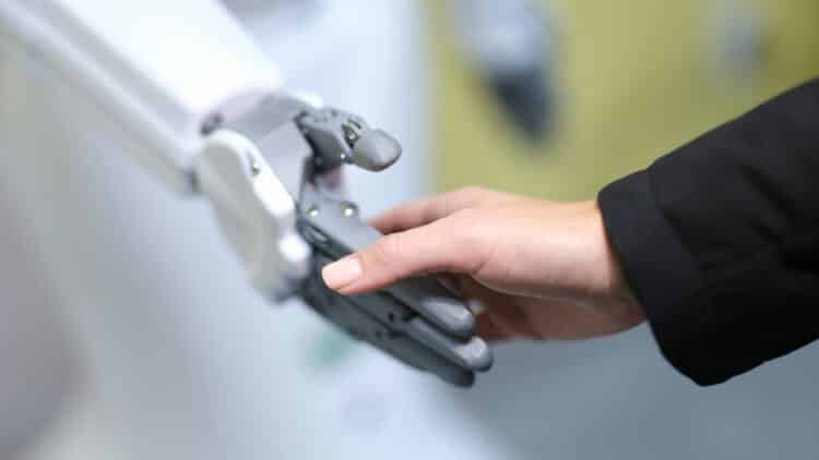 Połącz Wiedzę Ludzką z Wsparciem Sztucznej Inteligencji, aby Uprościć Kodowanie