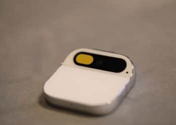 Zmagający się startup Humane obniża cenę Ai Pin o 200 dolarów