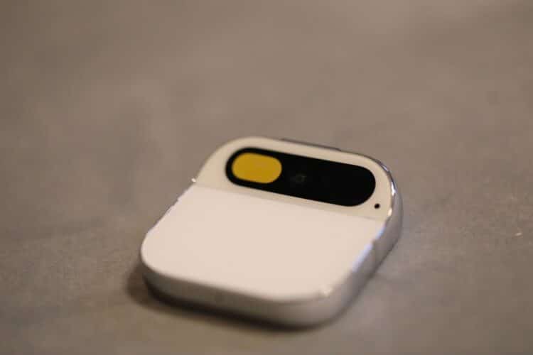 Zmagający się startup Humane obniża cenę Ai Pin o 200 dolarów