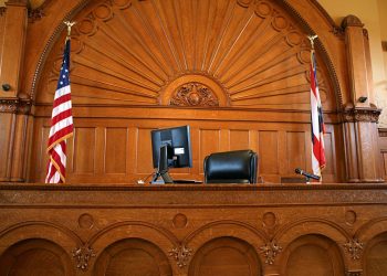 "Algorytm oceniający ryzyko w amerykańskich sądach surowszy niż sędziowie"