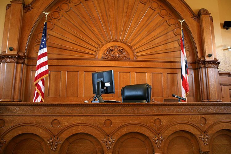 "Algorytm oceniający ryzyko w amerykańskich sądach surowszy niż sędziowie"