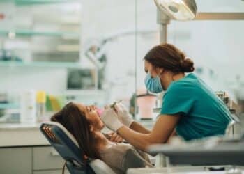 Coraz więcej dowodów na to, że drobnoustroje w jamie ustnej mogą przyczyniać się do rozwoju raka