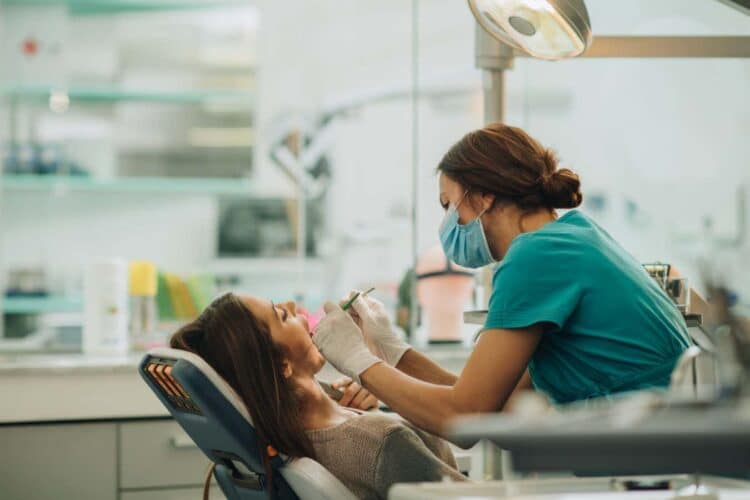 Coraz więcej dowodów na to, że drobnoustroje w jamie ustnej mogą przyczyniać się do rozwoju raka