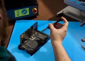 Części do iPhone 16 dostępne dla użytkowników w programie samodzielnych napraw