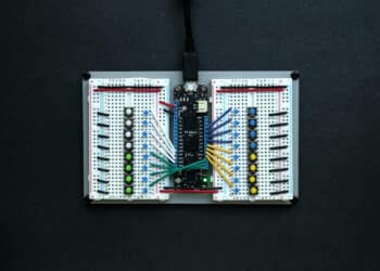Integracja Sztucznej Inteligencji z Internetem Rzeczy Wprowadza Agentów do Rzeczywistego Świata