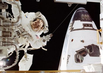 John Herrington podczas spaceru kosmicznego