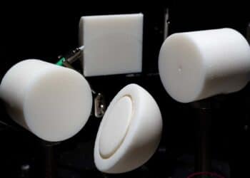 Materiał inspirowany chmurami potrafi zakrzywiać światło na zakrętach