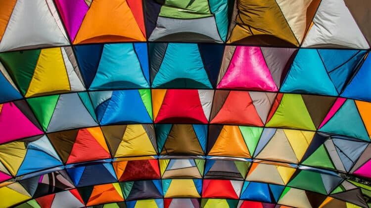 Testowanie mikrousług: Flagi funkcji a środowiska testowe