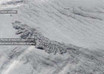 Tytuł: "Zanieczyszczenia z dużych fabryk mogą wywoływać opady śniegu"