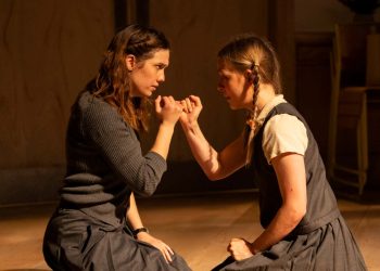 Zachwycająca adaptacja sceniczna Never Let Me Go stawia wielkie pytania