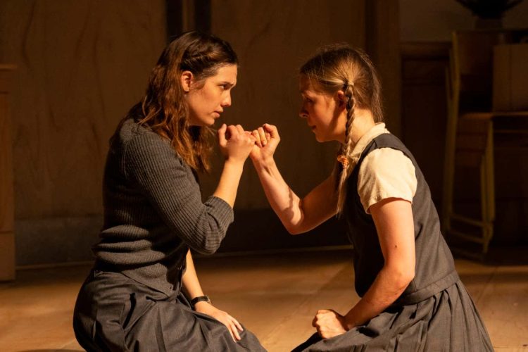 Zachwycająca adaptacja sceniczna Never Let Me Go stawia wielkie pytania