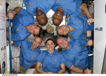 Załoga misji STS-129 na pokładzie Międzynarodowej Stacji Kosmicznej