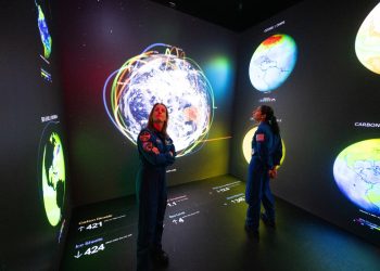 Astronauci NASA O'Hara i Moghbeli badają dane dotyczące Ziemi