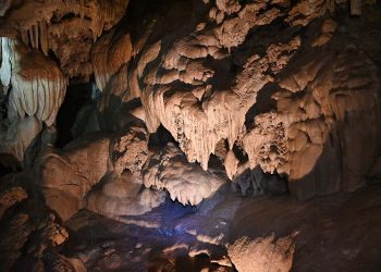 Czego możemy się dowiedzieć o życiu na cieplejszej Ziemi dzięki starożytnym stalagmitom