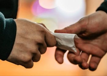 Kluczowa rola pośredników w nielegalnym handlu narkotykami