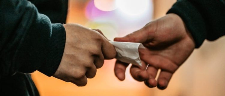 Kluczowa rola pośredników w nielegalnym handlu narkotykami