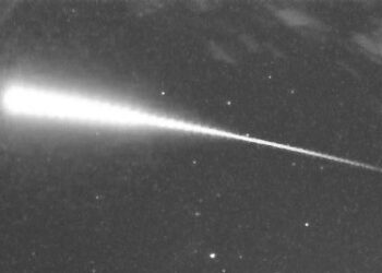 Naukowcy Wykorzystują "Kosmiczne Ślady" do Wczesnego Śledzenia Potencjalnie Groźnych Komet