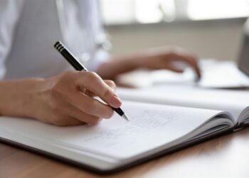 Pisanie ręczne wspiera kluczowe funkcje mózgu niezbędne do nauki