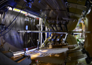 Przełomowe odkrycie Wielkiego Zderzacza Hadronów w sprawie zagadki brakującej antymaterii we wszechświecie