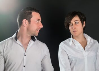 Siła Milczenia w Ukrytych Prawdach: Jak Wpływa na Miejsca Pracy i Społeczności