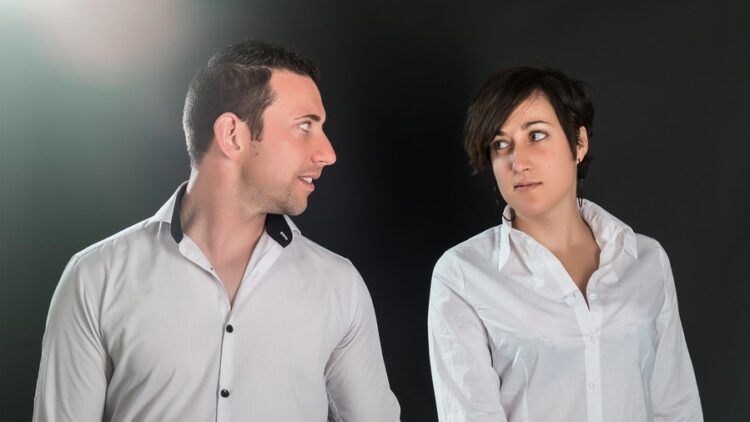 Siła Milczenia w Ukrytych Prawdach: Jak Wpływa na Miejsca Pracy i Społeczności