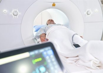 Sztuczna inteligencja przewiduje ryzyko śmiertelności na podstawie rezonansu całego ciała, wspierając spersonalizowaną opiekę zdrowotną