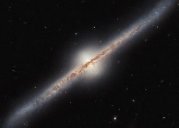 Teleskop Hubble'a uchwycił spiralną galaktykę widzianą z krawędzi, zachwycającą swoimi zakrzywionymi kształtami