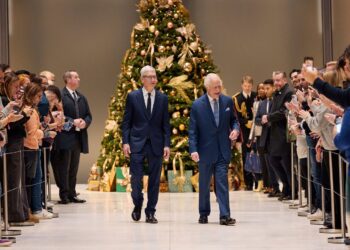 Tim Cook Witając Króla Karola III w Nowej Siedzibie Apple w Londynie