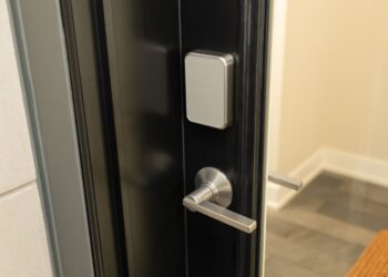 Schlage wprowadza inteligentny zamek bez klucza z technologią Ultra Wideband