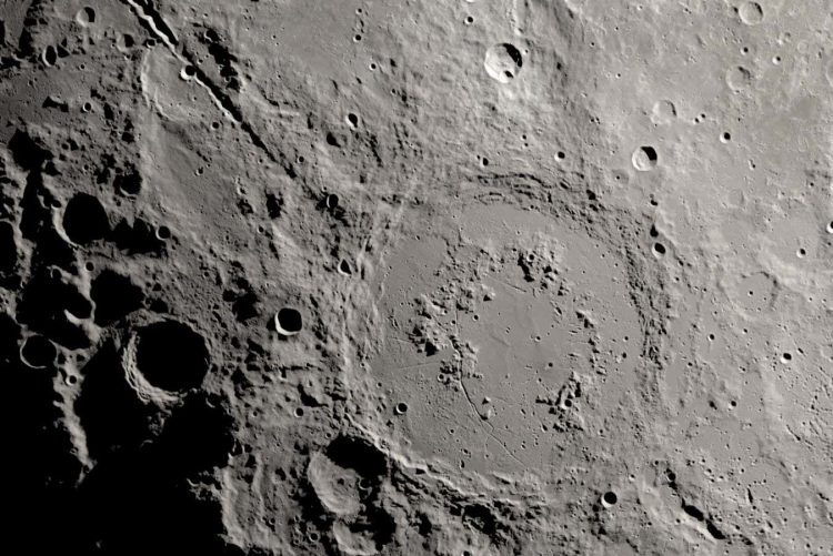 Gigantyczne kaniony na Księżycu powstały w zaledwie kilka minut po uderzeniu ogromnej asteroidy