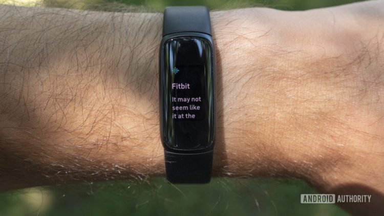 Wiadomości na Fitbit: Jak odbierać i odpowiadać na wiadomości za pomocą urządzenia Fitbit