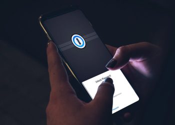 1Password może teraz wyświetlać hasła i kody potrzebne w Twojej lokalizacji