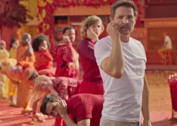 AirPods 4 w nowym filmie Spike’a Jonze z Pedro Pascalem