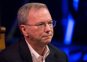 Eric Schmidt sprzeciwia się stworzeniu „Projektu Manhattan” dla sztucznej inteligencji AGI