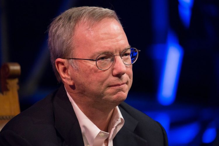 Eric Schmidt sprzeciwia się stworzeniu „Projektu Manhattan” dla sztucznej inteligencji AGI