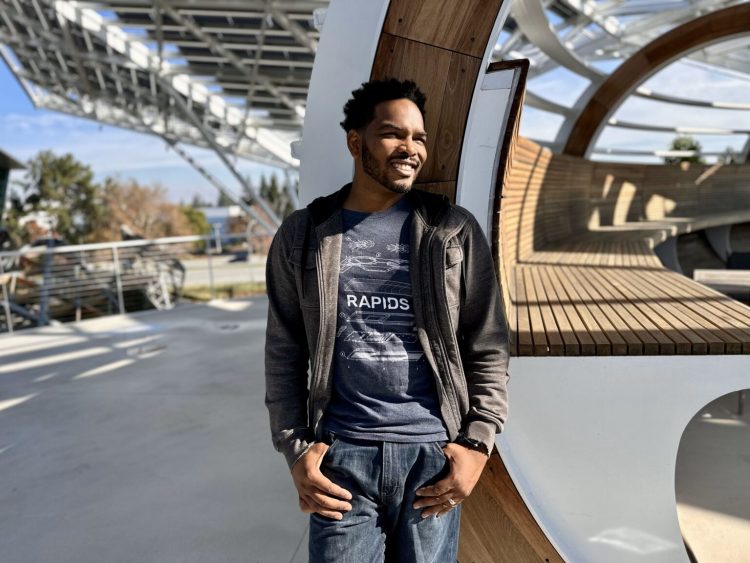 Jak Taurean Dyer Pomaga Inny, Otwierając Drogę do Branży Technologicznej