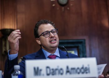 Szef Anthropic: Służby wywiadowcze polują na warte 100 mln dolarów tajemnice AI ukryte w kilku linijkach kodu